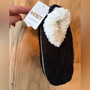 NWT Cozy Women’s slippers